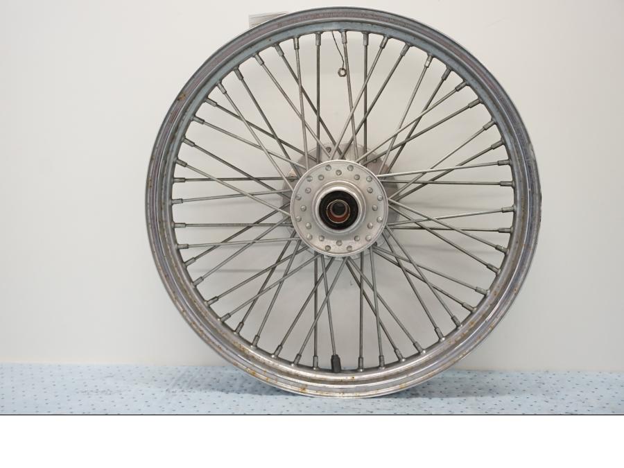 Framsidan på Fälg från en Kawasaki EN 500 -1999 motorcykel.