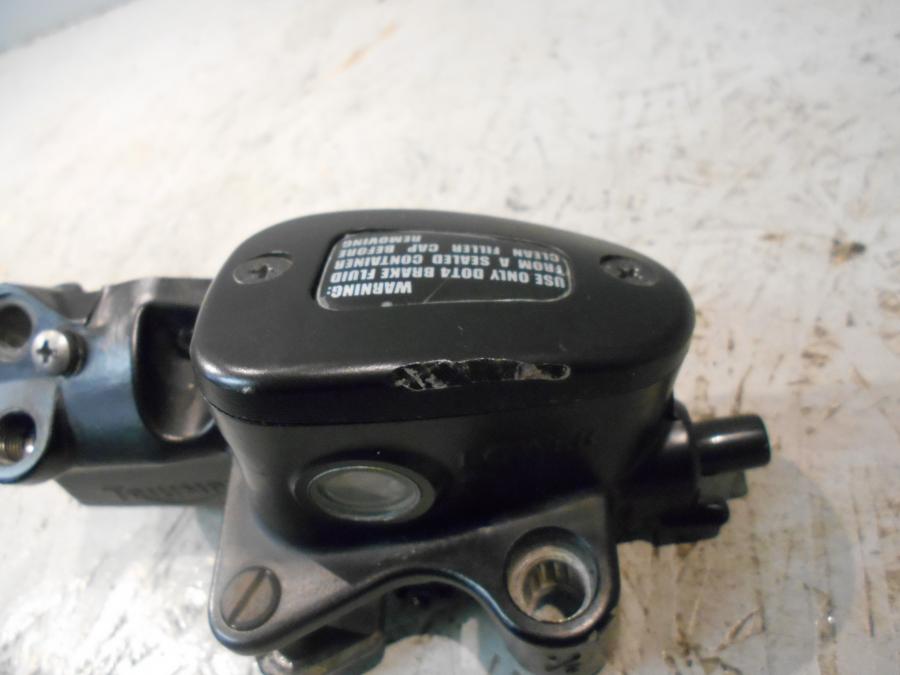 Baksidan på Bromshuvudcylinder från en Triumph Speedmaster -2010 motorcykel.