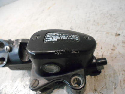 Baksidan på Bromshuvudcylinder från en Triumph Speedmaster -2010 motorcykel.