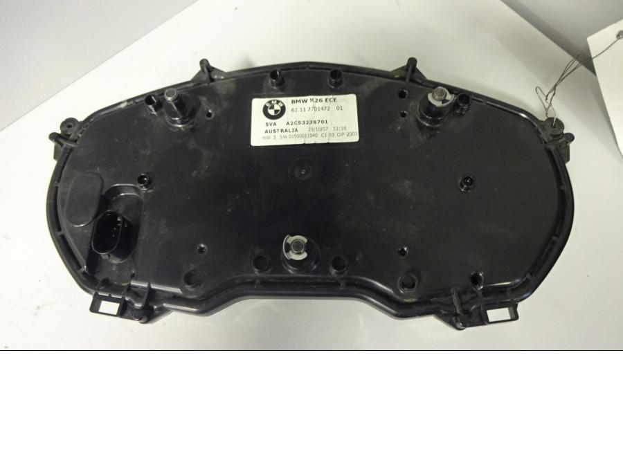 Baksidan på Instrumentpanel från en BMW R 1200 RT -2008 motorcykel.