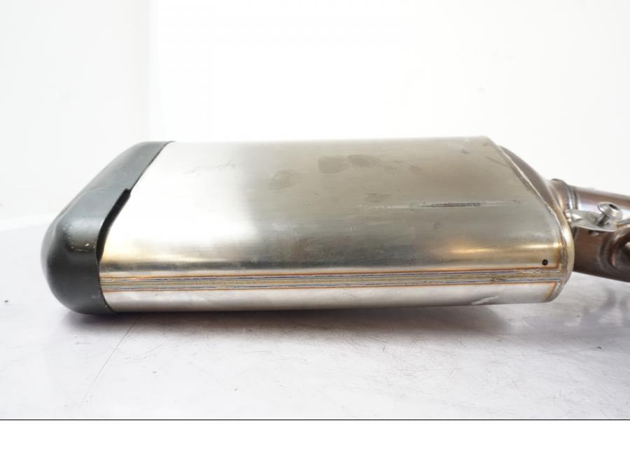 Snett uppifrån på Ljuddämpare från en Kawasaki ZX-6R -2011 motorcykel.