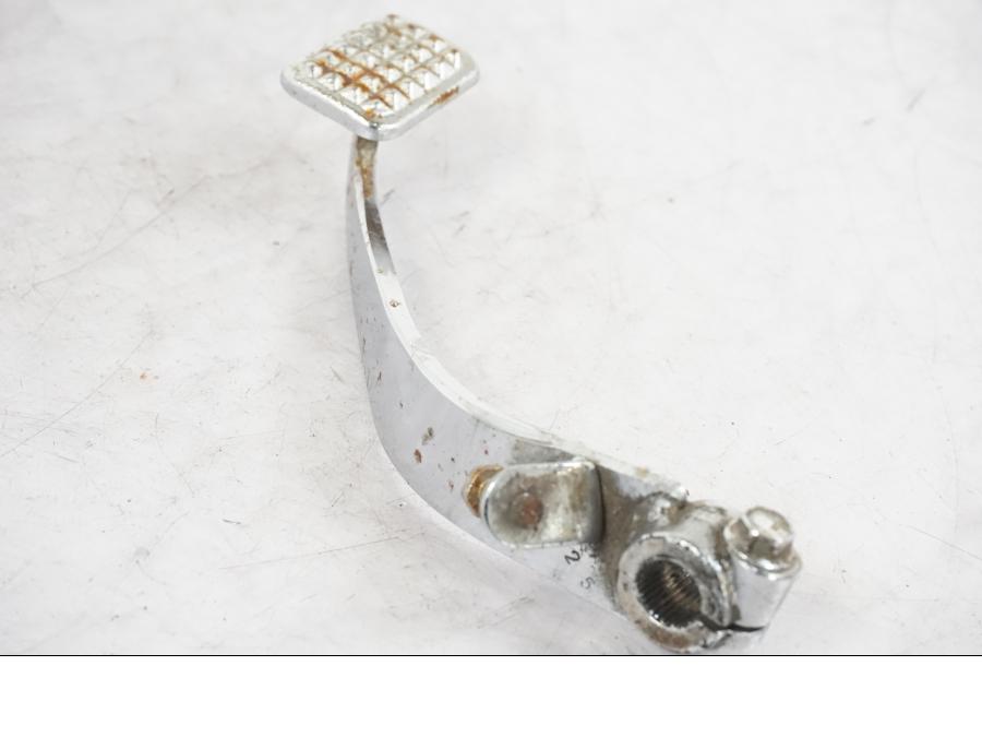 Framsidan på Bromspedal från en Suzuki VL 800 -2002 motorcykel.