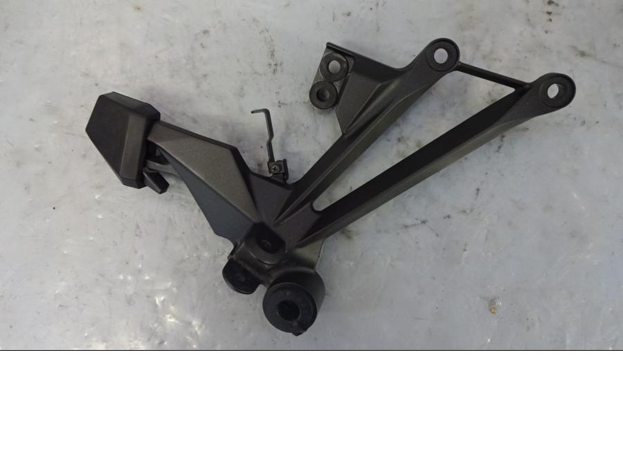 Framsidan på Fotpinnefäste från en Kawasaki Z 1000 -2018 motorcykel.