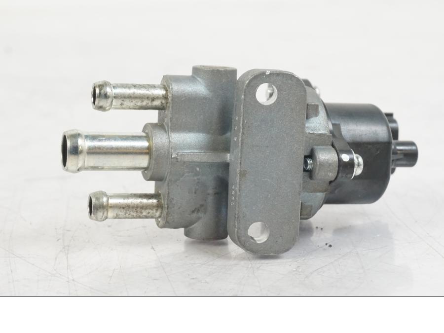 Vänster sida på Tomgångssolenoid från en Suzuki VZR 1800 -2009 motorcykel.