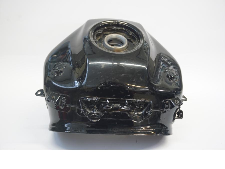 Vänster sida på Bensintank från en KTM 125 Duke -2017 motorcykel.