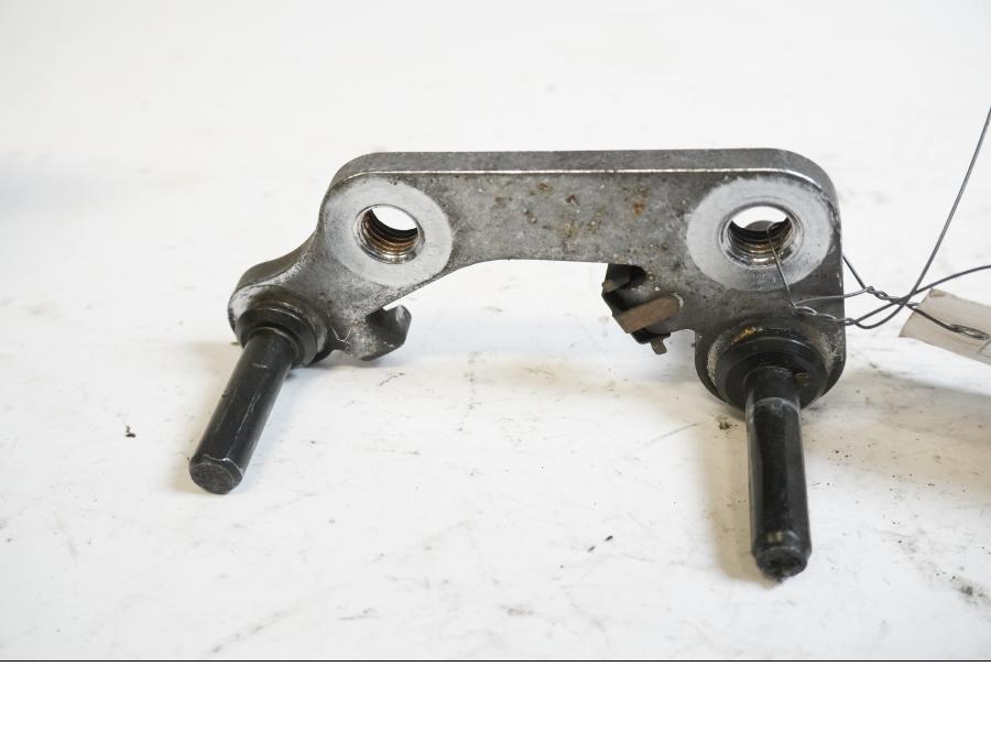 Framsidan på Bromsoksfäste från en Kawasaki VN 800 -1999 motorcykel.