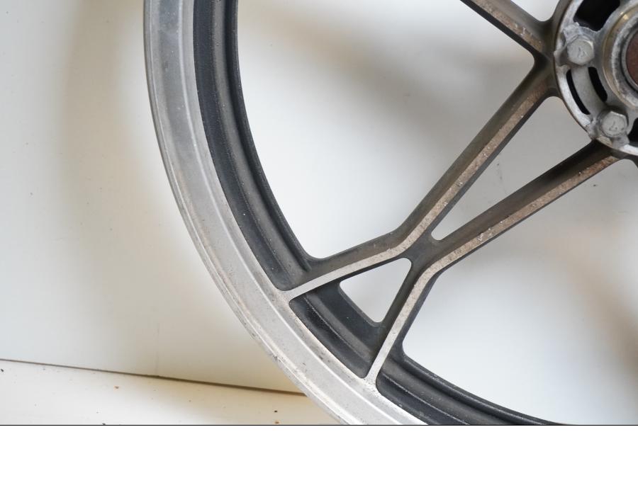 Extrabild1 på Fälg från en Suzuki GS 850 G -1982 motorcykel.