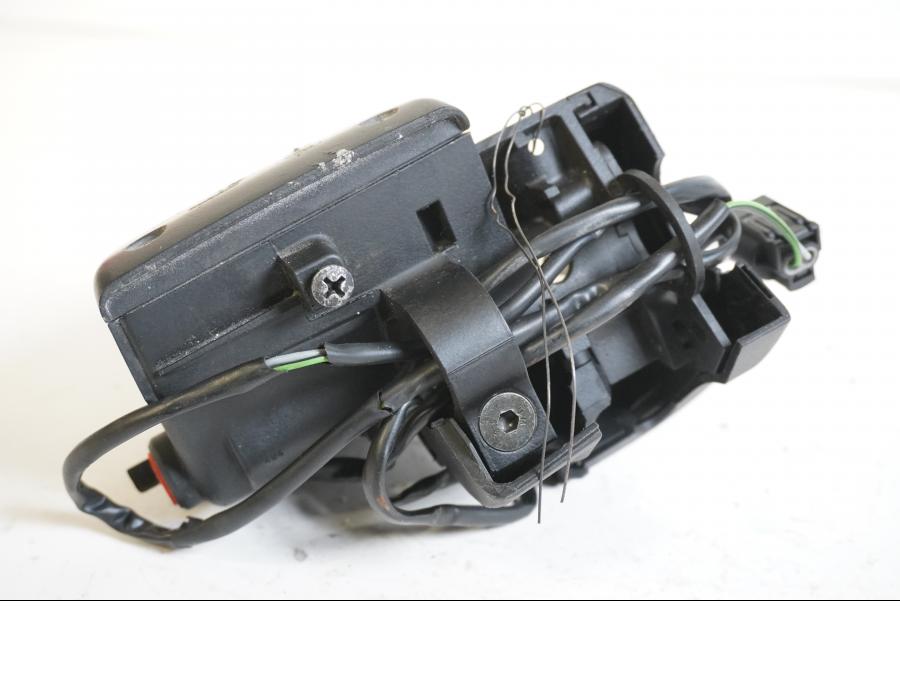 Baksidan på Bromshuvudcylinder från en BMW R 850 R -2004 motorcykel.