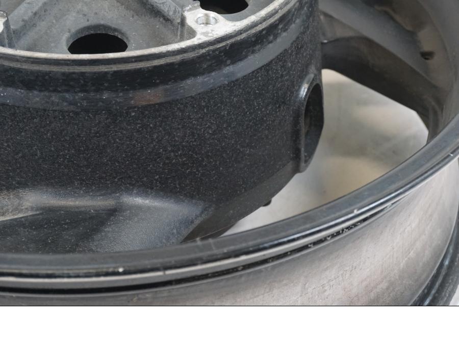 Extrabild5 på Fälg från en Honda ST 1300 -2002 motorcykel.