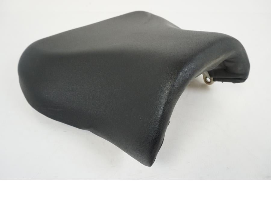 Snett nerifrån på Sadel från en Suzuki GSX-R 750 -2001 motorcykel.