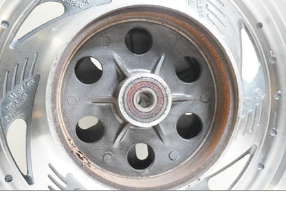 Baksidan på Fälg från en Suzuki VZ 800 -2000 motorcykel.