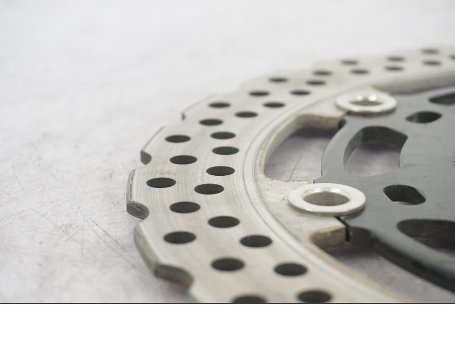 Baksidan på Bromsskiva från en Kawasaki Versys 1000 -2012 motorcykel.