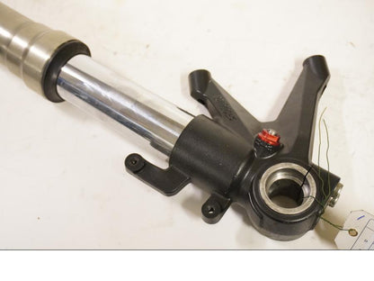 Snett uppifrån på Gaffelben från en Ducati 848 EVO -2011 motorcykel.