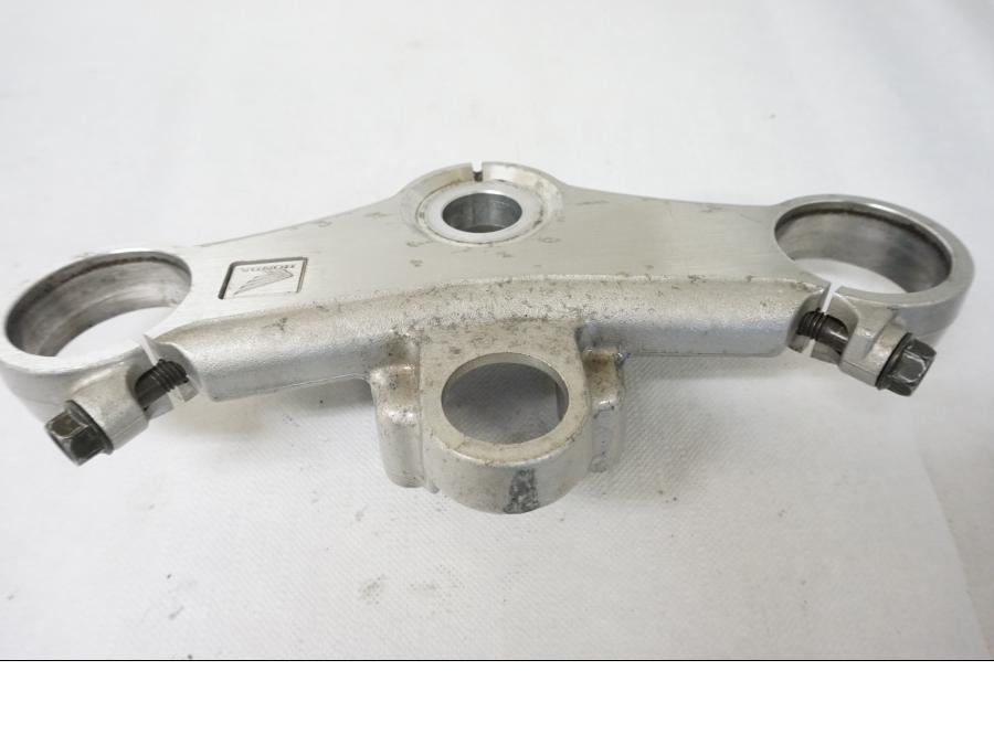 Framsidan på Gaffelkrona från en Honda CBR 900 RR -1997 motorcykel.