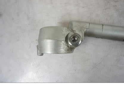 Snett nerifrån på Styre från en Honda VTR 1000 F -1997 motorcykel.