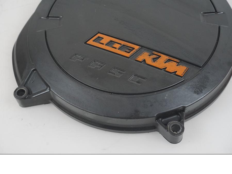 Baksidan på Kopplingskåpa från en KTM 1290 Super Duke R -2021 motorcykel.