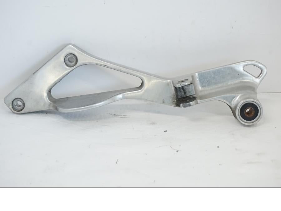 Framsidan på Fotpinnefäste från en Yamaha TDM 850 -1998 motorcykel.