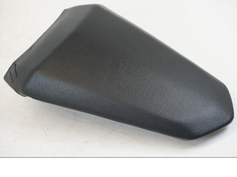 Vänster sida på Sadel från en Yamaha YZF R7 -2022 motorcykel.