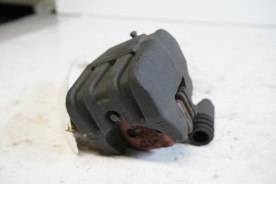 Baksidan på <p>Bromsok bak från Kawasaki Versys 650 ABS 2009.</p>

<p>Tokico. Ett kolvs ok.</p> motorcykel.