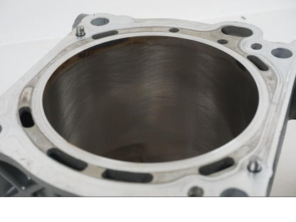 Baksidan på Cylinder från en KTM 1290 Super Duke R -2021 motorcykel.