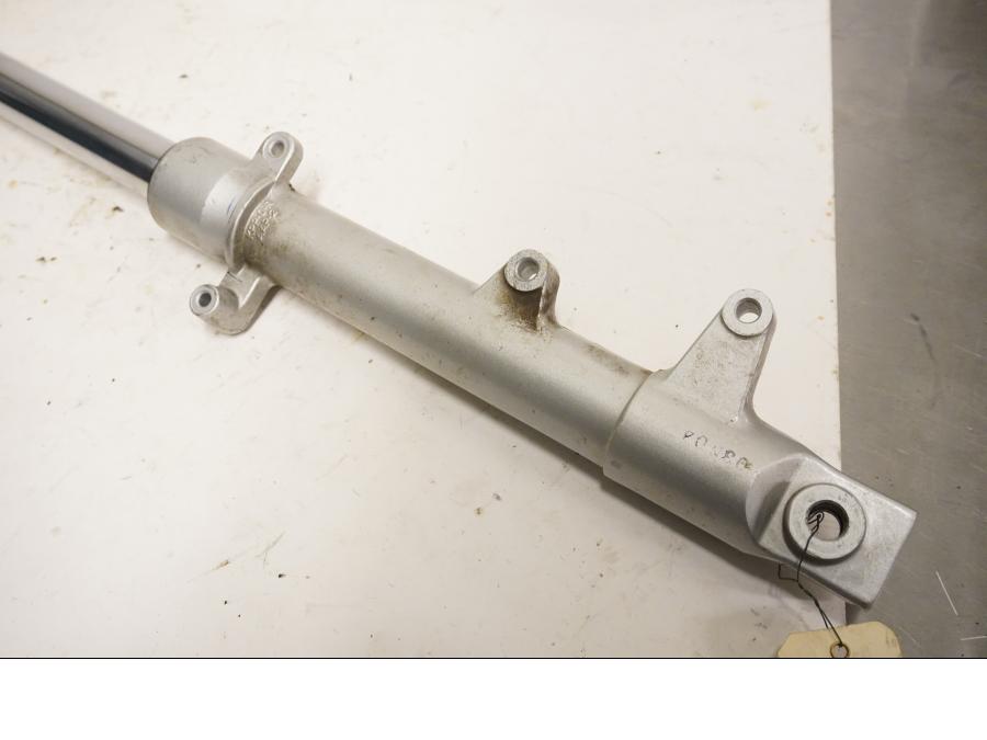 Vänster sida på Gaffelben från en Honda CBR 125 R -2004 motorcykel.