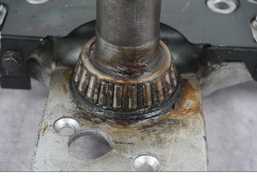 Snett nerifrån på Gaffelkrona från en Honda VT 750 C4 Shadow -2004 motorcykel.