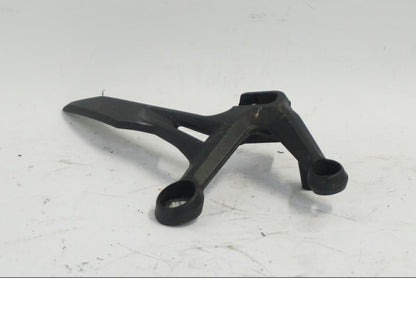 Höger sida på Fotpinnefäste från en KTM 790 Duke -2018 motorcykel.