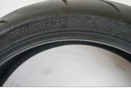 Baksidan på <p>Begagnad däck av märket - och modell Sportforce  .</p>

<p>Dimension 190/50-17. 73W</p>

<p>Mönsterdjup ca.4,5mm</p>

<p>Tillv. 29/2021</p> moped.