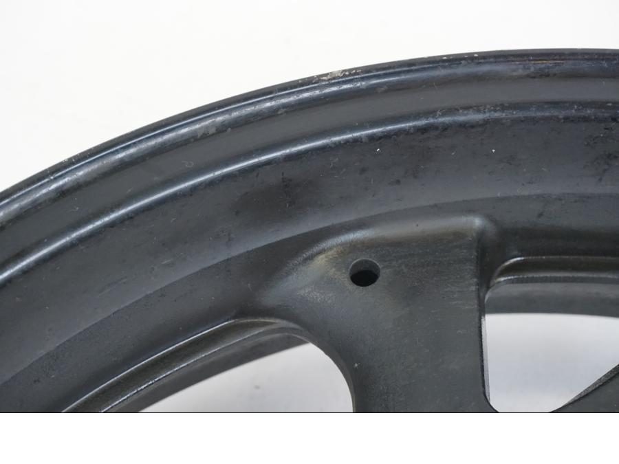 Extrabild3 på Fälg från en Honda ST 1300 -2002 motorcykel.