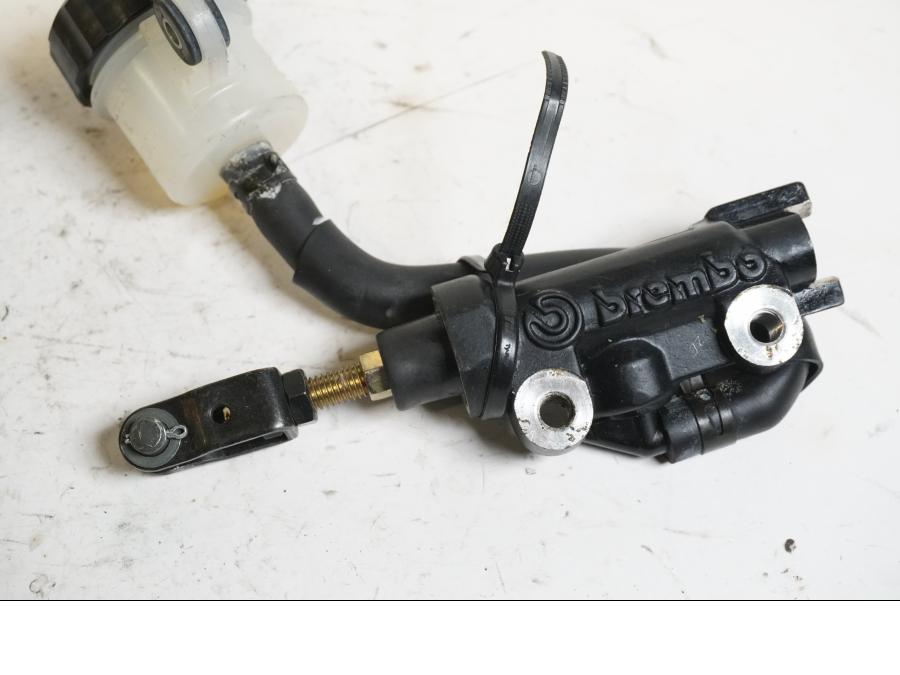 Baksidan på Bromshuvudcylinder från en Yamaha FZ-1 N -2006 motorcykel.