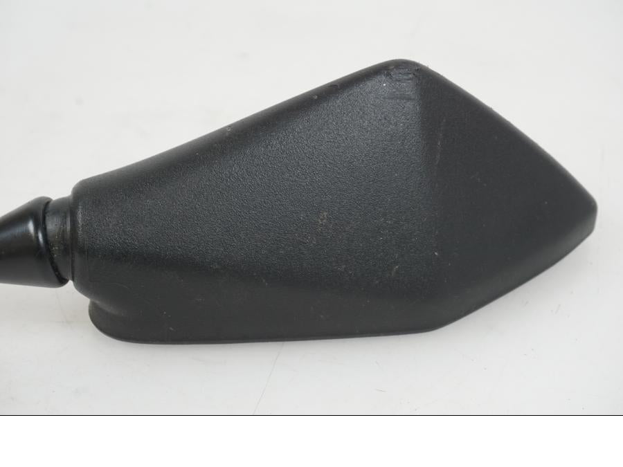 Snett nerifrån på Backspegel från en Kawasaki Z 125 -2023 motorcykel.