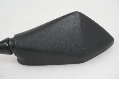 Snett nerifrån på Backspegel från en Kawasaki Z 125 -2023 motorcykel.