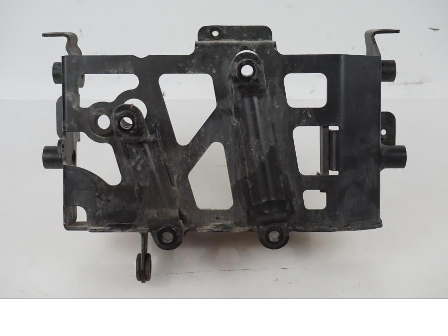 Baksidan på Batterihållare från en H-D Adventure Pan America Special RA1250S -2021 motorcykel.