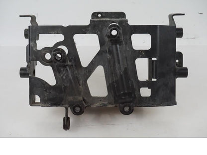 Baksidan på Batterihållare från en H-D Adventure Pan America Special RA1250S -2021 motorcykel.