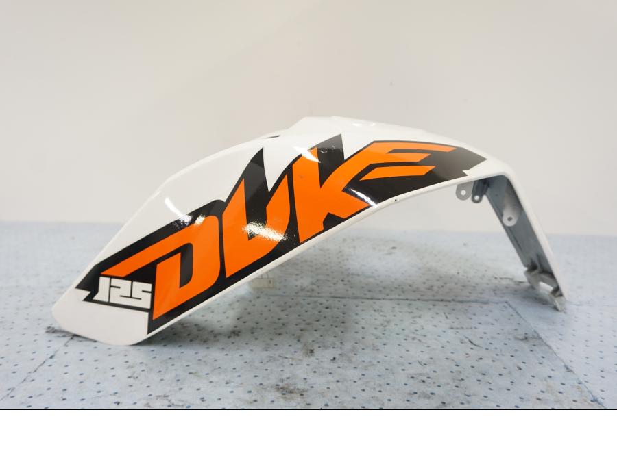 Framsidan på Bensintankskåpa från en KTM 125 Duke -2014 motorcykel.