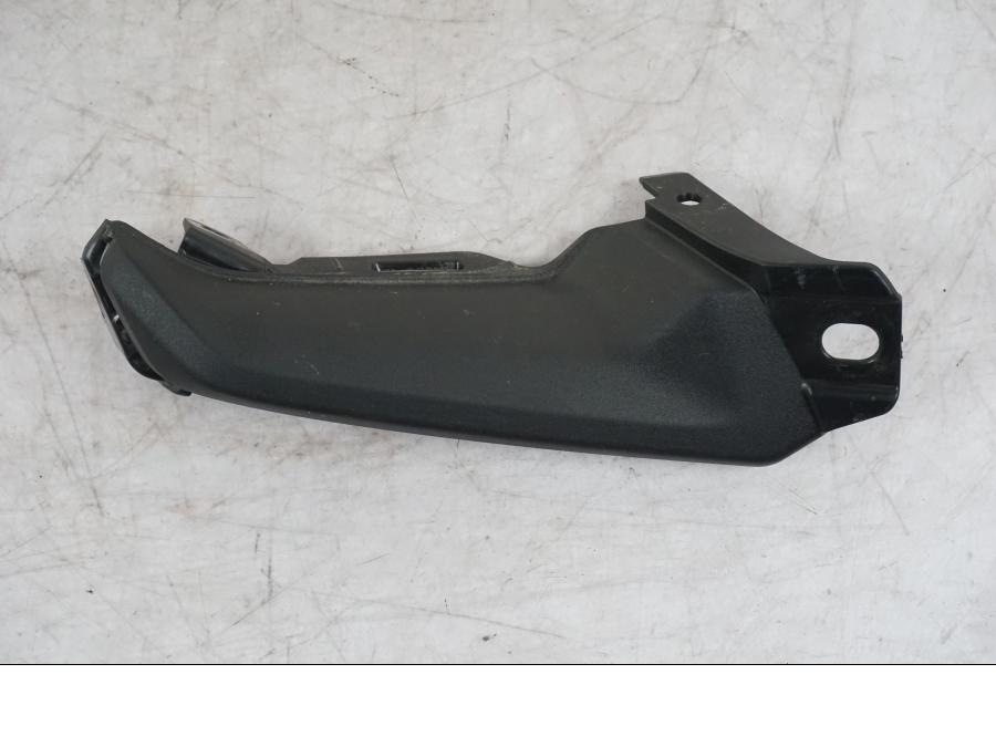 Framsidan på Sidkåpa innerplast från en Yamaha MT-09 -2024 motorcykel.