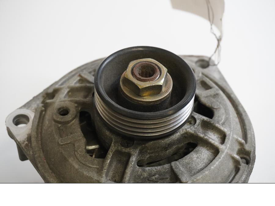 Baksidan på Generator från en BMW R 1100 GS -1998 motorcykel.