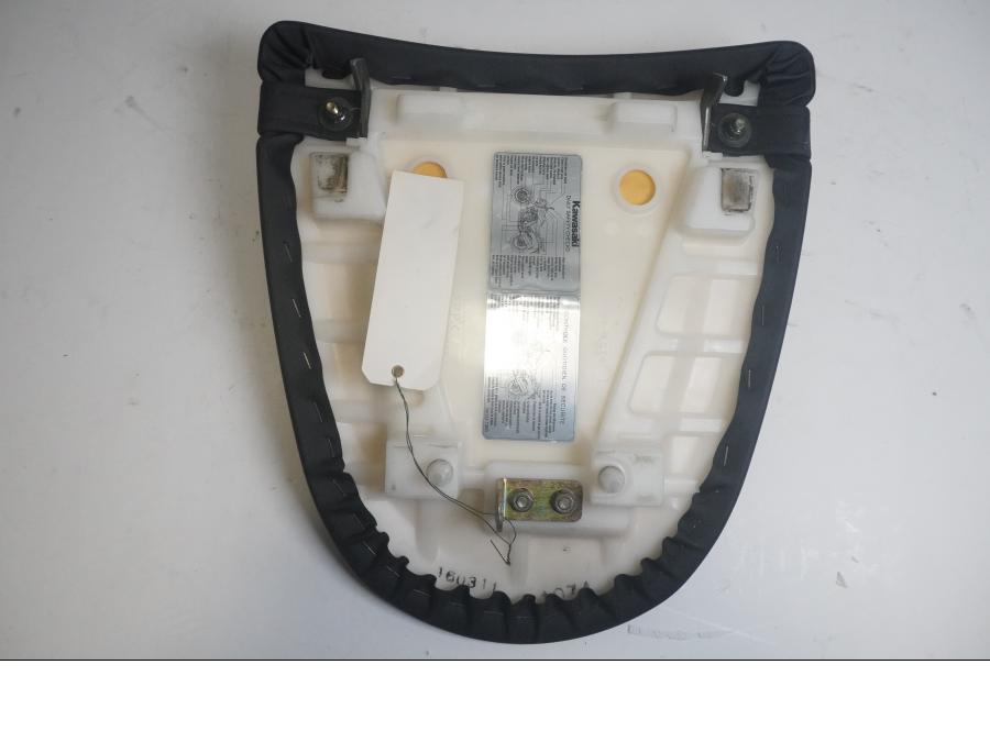 Höger sida på Sadel från en Kawasaki Z 1000 -2003 motorcykel.