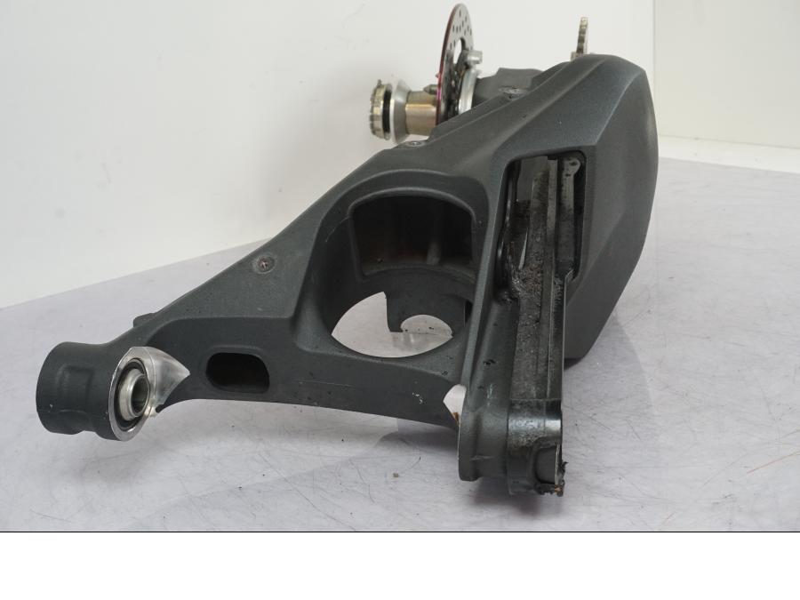 Extrabild1 på Sving från en Ducati Streetfighter V4 -2020 motorcykel.