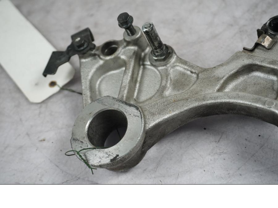 Vänster sida på Bromsoksfäste från en Honda CBR 1000 RR -2009 motorcykel.