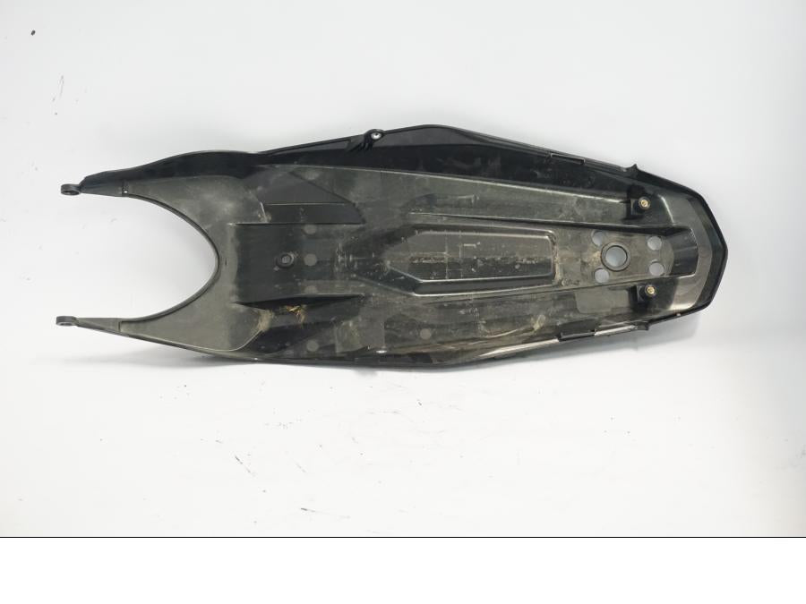 Vänster sida på Undertail från en KTM 790 Duke -2018 motorcykel.