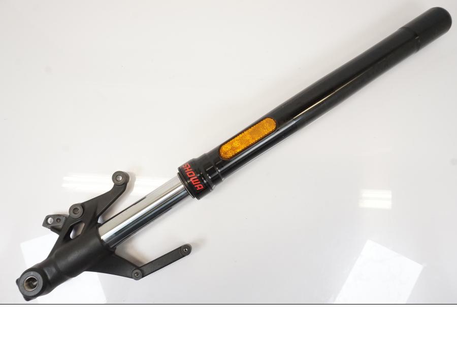 Framsidan på Gaffelben från en Triumph Trident -2021 motorcykel.