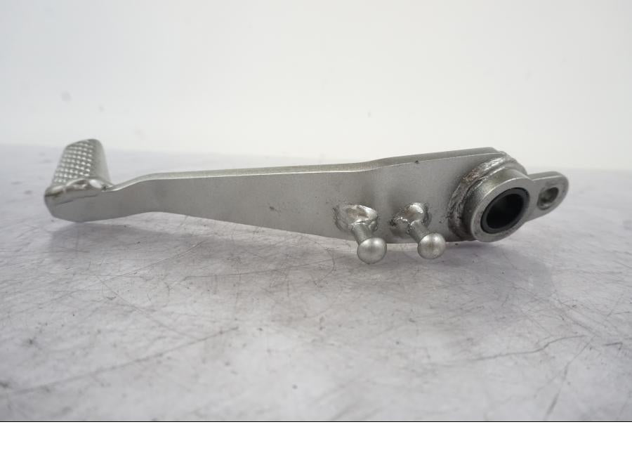 Vänster sida på Bromspedal från en Kawasaki Z 800 -2014 motorcykel.