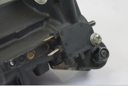 Snett nerifrån på Bromshuvudcylinder från en Yamaha MT-07 -2016 motorcykel.