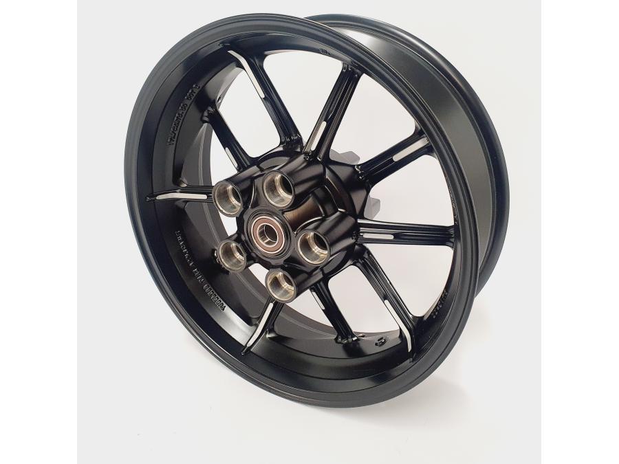 Snett uppifrån på Fälg från en Ducati Scrambler Icon -2021 motorcykel.