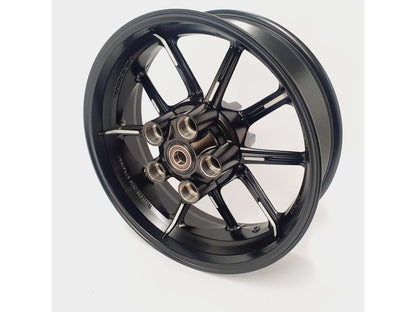 Snett uppifrån på Fälg från en Ducati Scrambler Icon -2021 motorcykel.