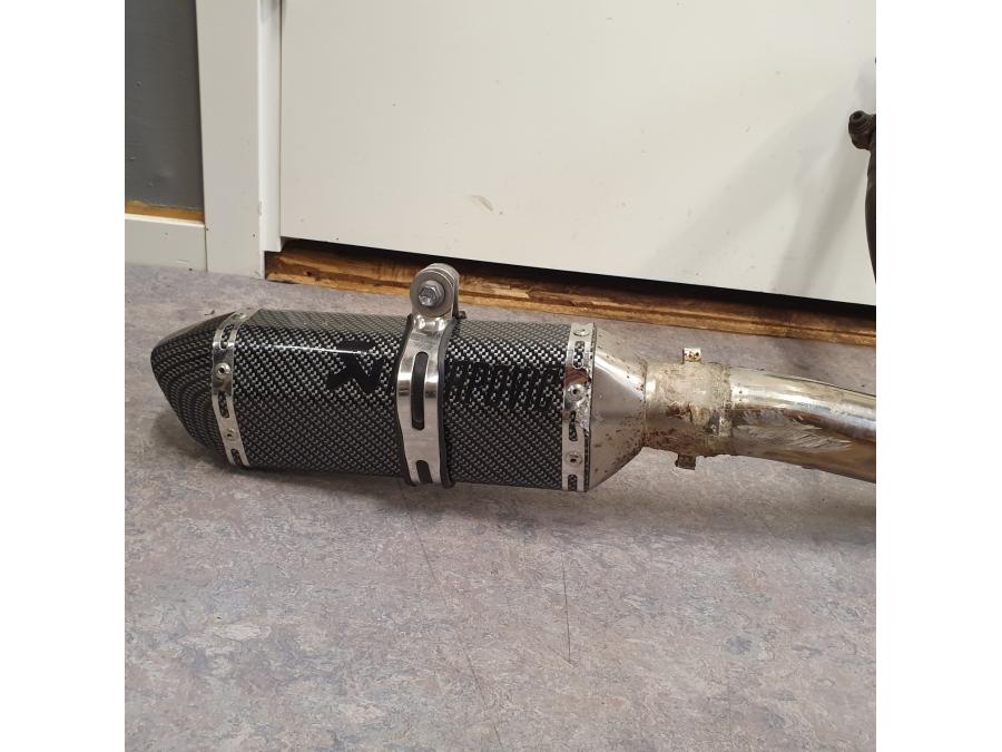 Baksidan på Avgassystem från en Suzuki SV 650 -2003 motorcykel.