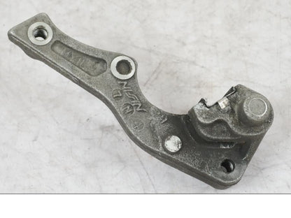 Snett nerifrån på Bromsoksfäste från en Honda XRV 750 -1993 motorcykel.