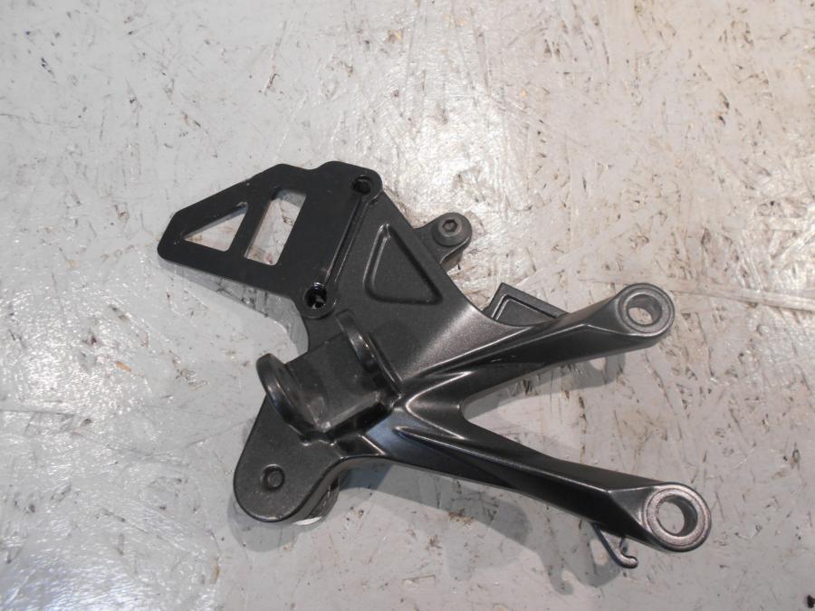 Framsidan på Fotpinnefäste från en Kawasaki ZX-10R -2008 motorcykel.