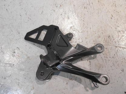 Framsidan på Fotpinnefäste från en Kawasaki ZX-10R -2008 motorcykel.